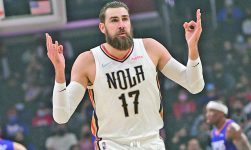 Jonas Valanciunas does his best Steph Curry impersonation in Pelicans’ win over Clippers