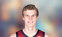 Lauri Markkanen leaves game with ankle injury