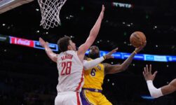 L.A. blows past Rockets for much-needed win