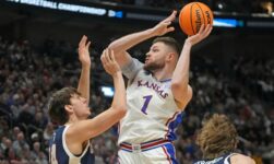 Big 12 coaches pick Kansas as preseason favorite, Jayhawks center Hunter Dickinson as top player